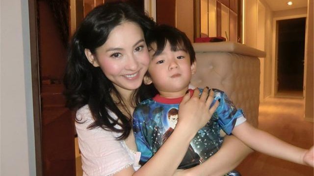 张柏芝三儿子完美遗传妈好颜值，不输两个哥哥