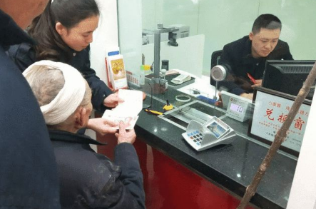 老人在银行门口扎扎堆，放弃利息也要取钱，是什么原因？