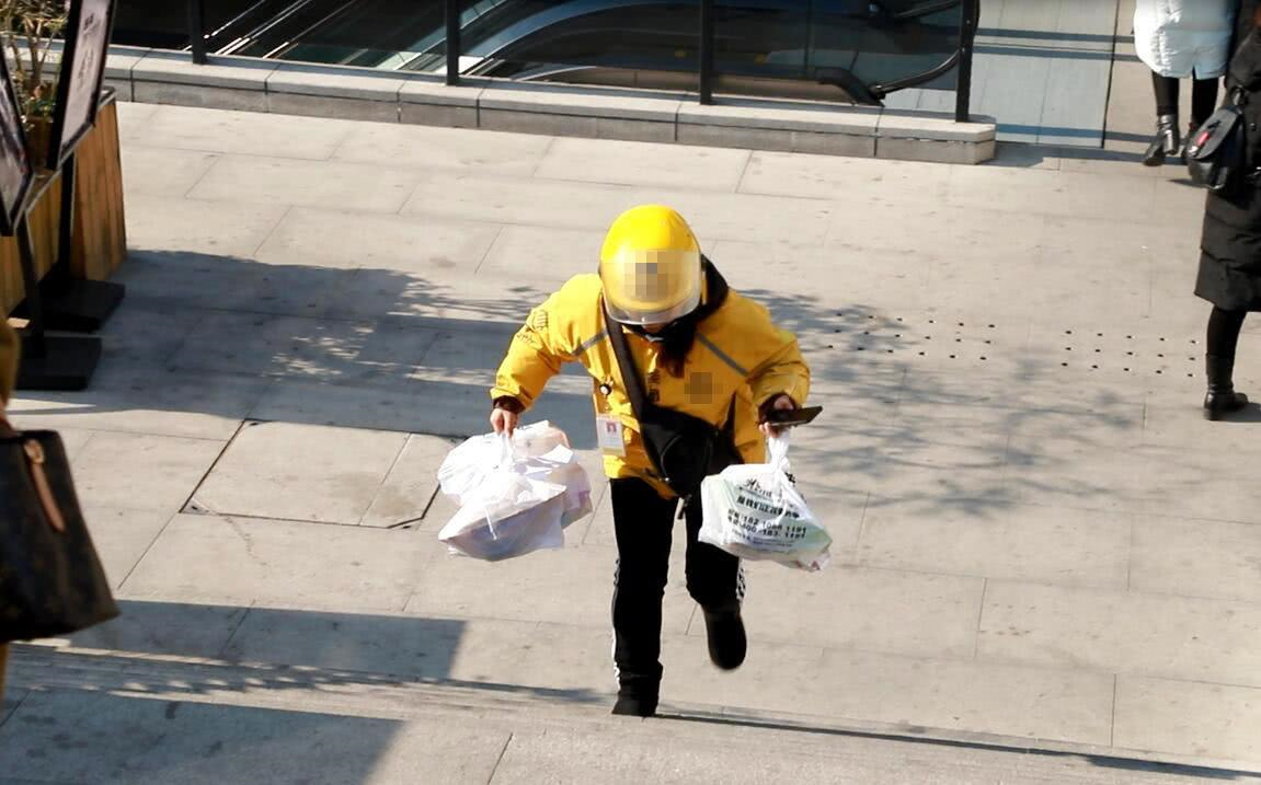 女大学生2个月送了1700单外卖，原以为工资6千，到手收入以为看错