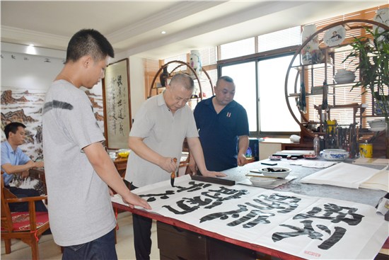 “八一”建军节前夕，唐之享在湖南省企业文化促进会调研