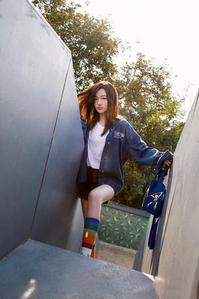 王菲帶女兒聚會，換新髮型攜眾友人為李嫣帶貨，李嫣在媽面前清純