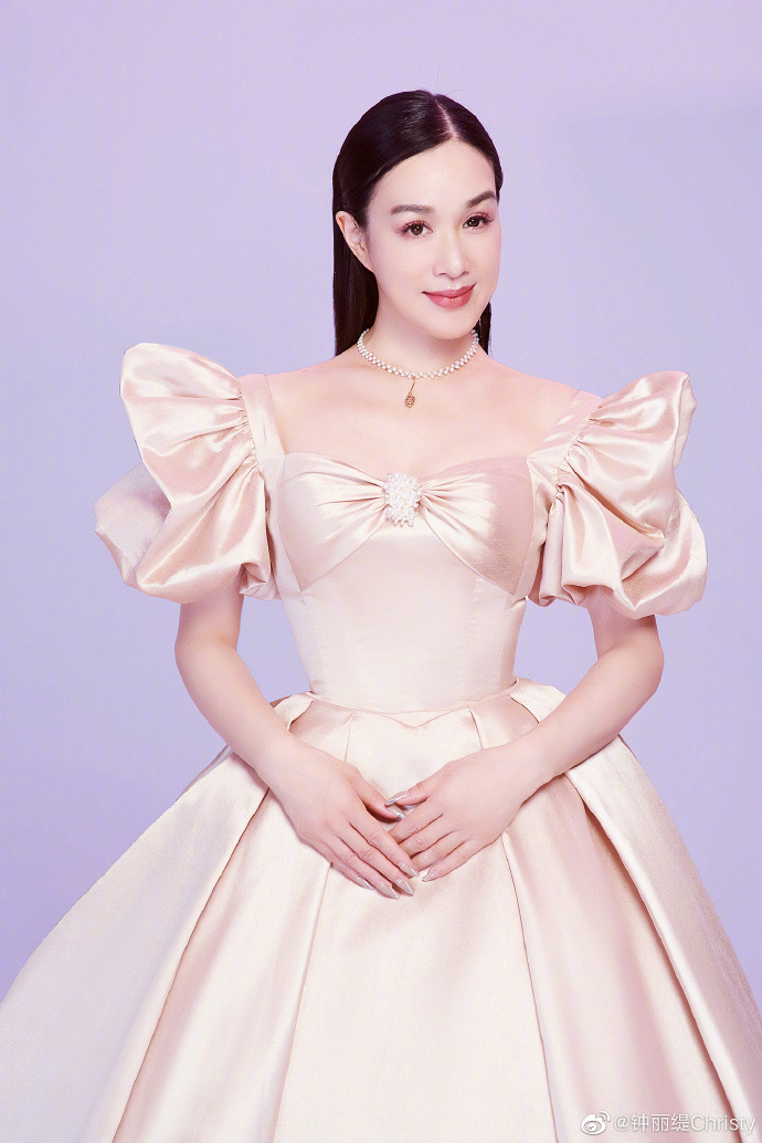 50岁钟丽缇携两女儿登时尚写真！姐妹俩太长脸，高级又时尚气质赞