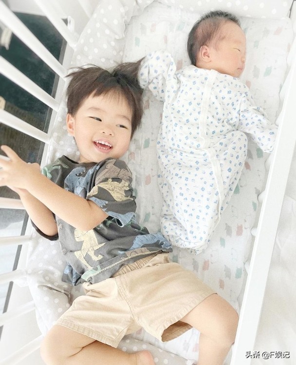 TVB花旦岑麗香宣布誕下二胎兒子夫妻倆同時分享與小兒子的合影