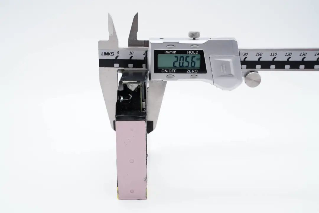 华硕最强游戏本标配300W电源，内置4颗氮化镓，内部结构揭晓