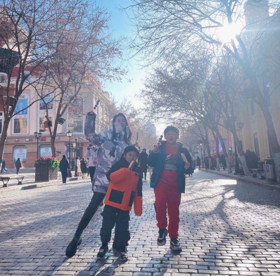 鄒市明一家四口遊哈爾濱，冉瑩穎曬照紀念，和兒子們一起吃冰棍