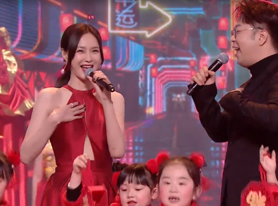 湖南春晚主持百态：吴昕浮夸，沈梦辰造型抢镜