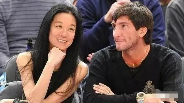 70歲的臉卻擁有20歲身材，坐擁幾十億家產(chǎn)，被稱“中國(guó)最豪奶奶”