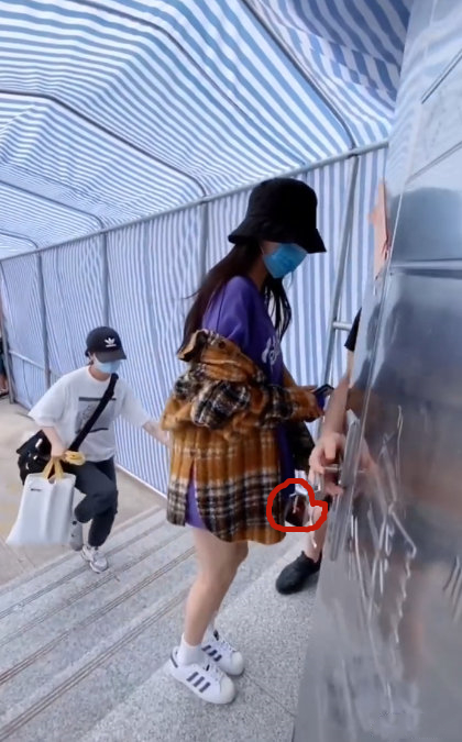 杨幂遭恶意代拍，角度刁钻被拍大腿根，剧组呼