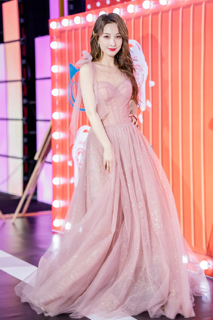 有种美叫37岁的吴昕，我们都成老阿姨，她穿纱裙