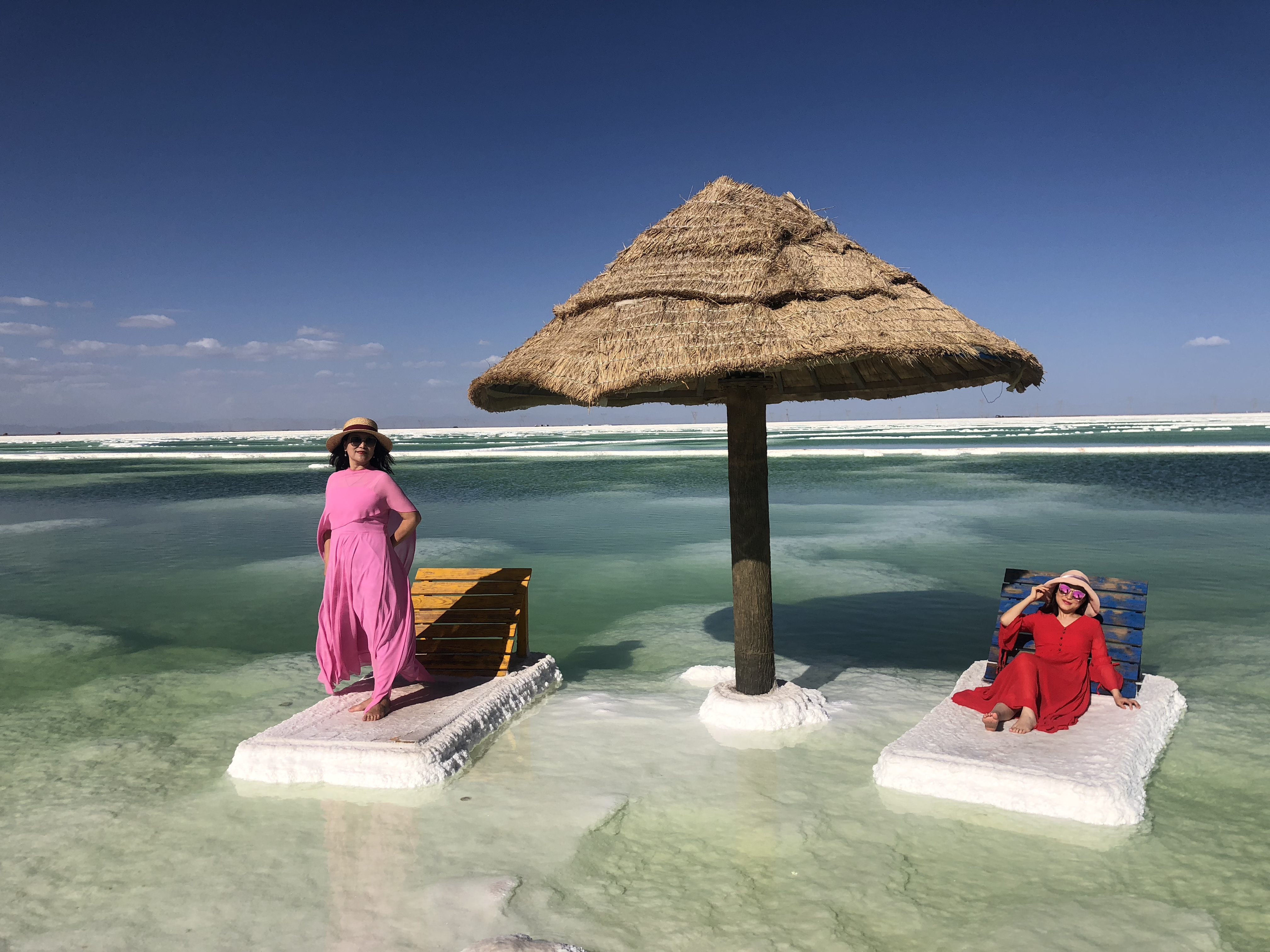 游客青睐中国最大盐湖——察尔汗盐湖