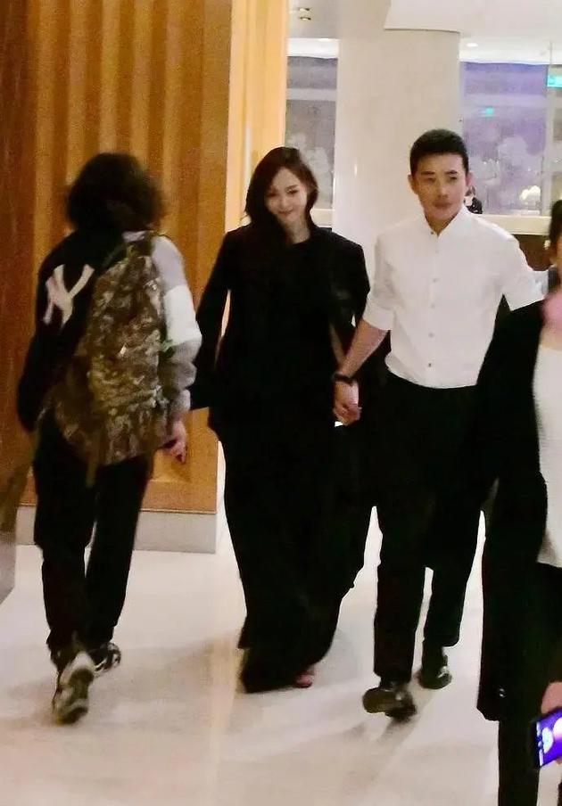 唐嫣罗|画面超甜!唐嫣罗晋牵手下班当真是恩爱“虐狗”两不误