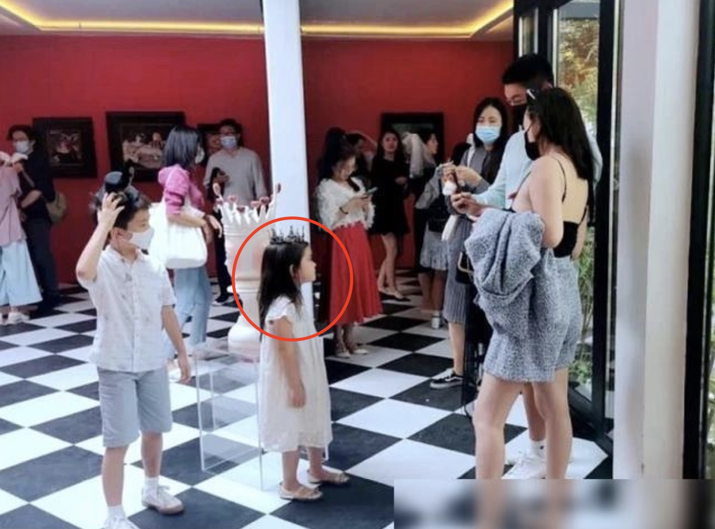 度假一家三亞度假被偶遇，神秘女孩兒現身，再被質疑是霍思燕二胎