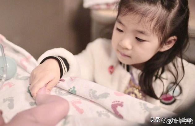 41岁章子怡首晒儿子正脸照，肉脸嘟嘟像汪峰，一家五口温馨同框