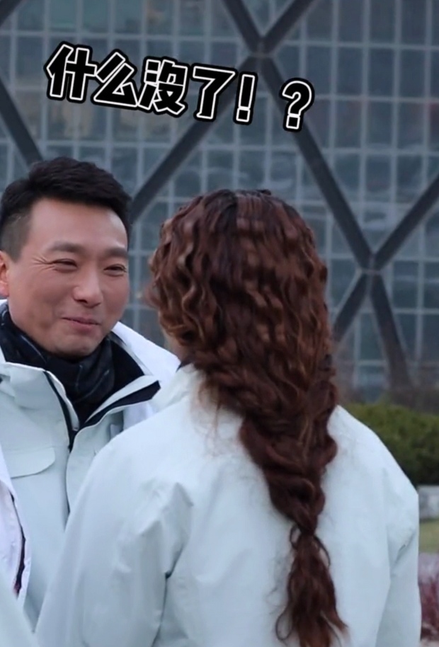 央视工作服曝光？李思思穿着像模特，尼格买提