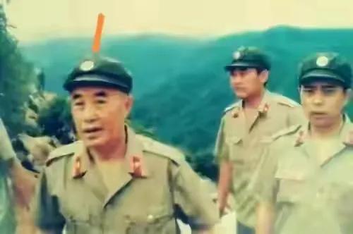 兰州军区副司令员董占林警卫员在火车站接人被歹徒打伤，将军大怒