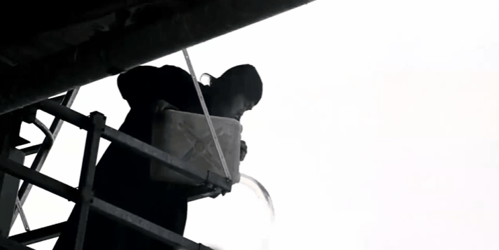 变异怪兽伤人，竟是甲醛害的？《汉江怪物》揭