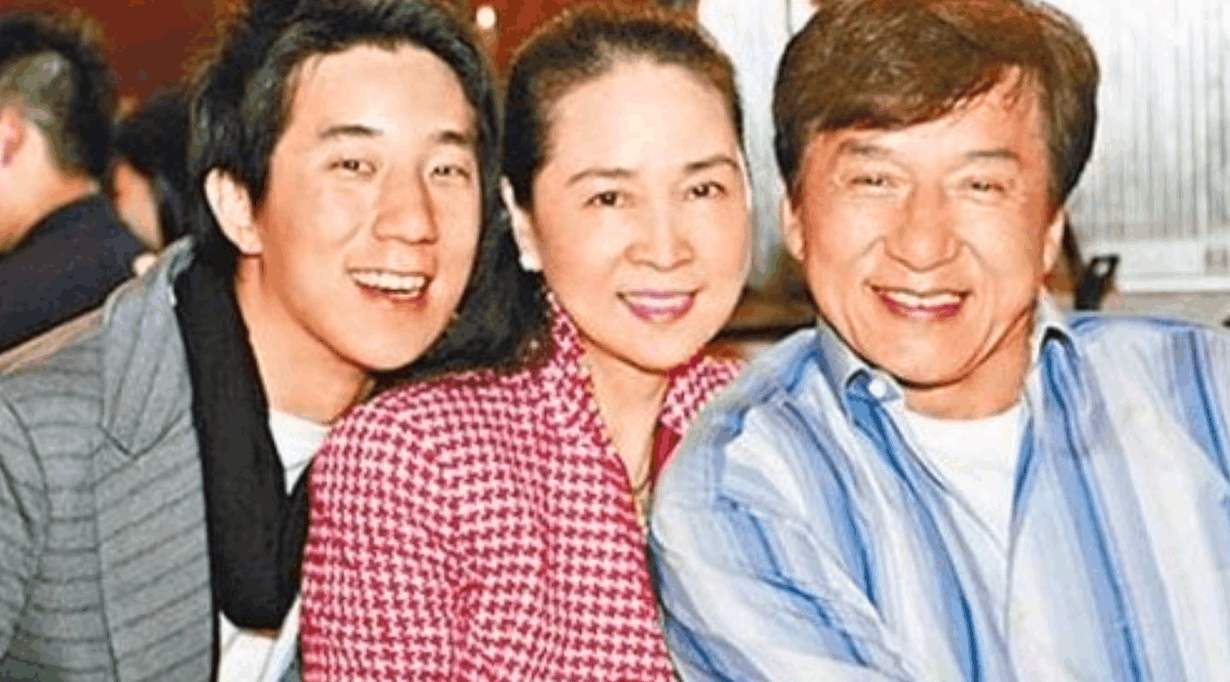 成龙7千万豪宅拍卖被撤回，入住13年无办理手续，仍可能再拍卖