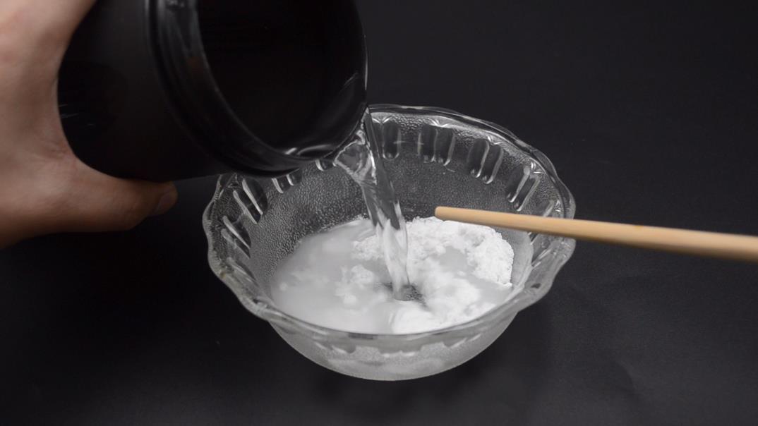 廚房下水道堵了，教你一招，輕鬆疏通不花冤枉錢，鄰居見了紛紛學