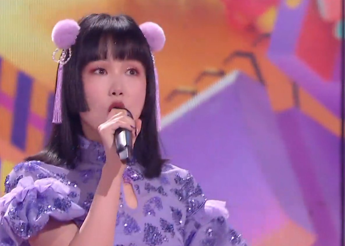 湖南春晚主持百态：吴昕浮夸，沈梦辰造型抢镜