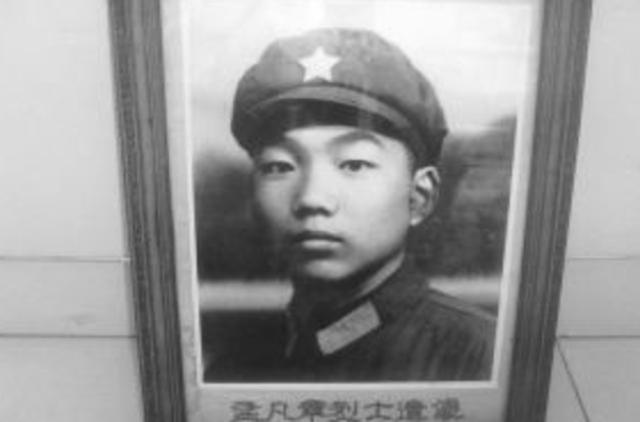 北京闹市中，安葬着一位18岁少年，火车经过也要