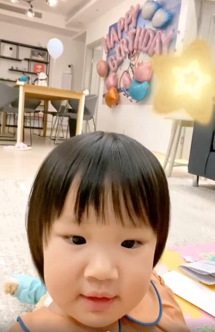 李亞男曬全家福，王祖藍基因太強，兩個小女孩都像他