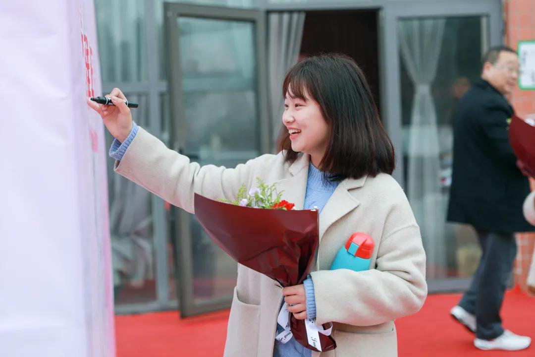 老师，您笑起来真好看——记双流区金桥小学“三八”妇女节活动