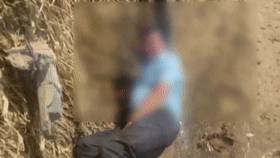 醉驾司机和警察“玩泥巴”，太“丢鞋”了...