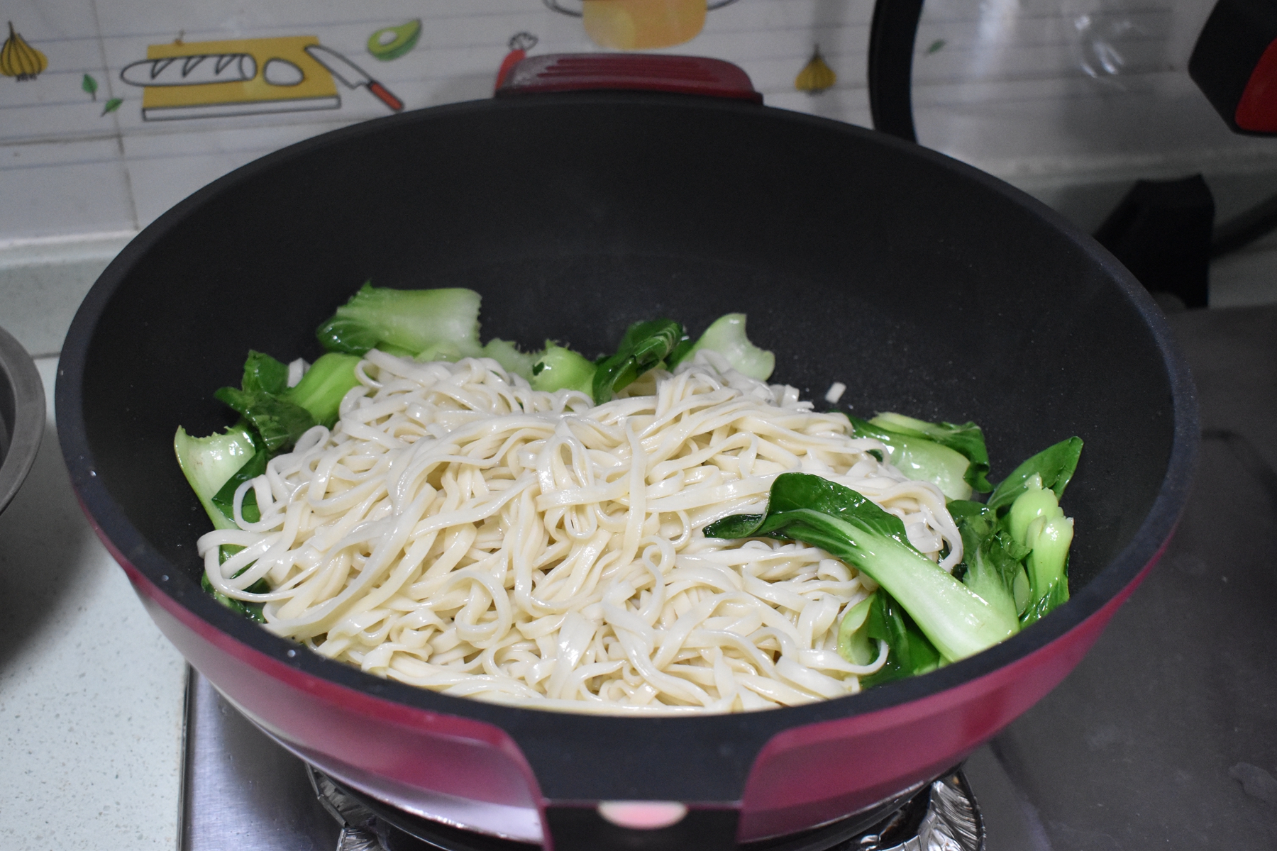 這樣炒麵不粘連不碎，滋味鮮美，勁道爽滑越吃越香，家人讚不絕口