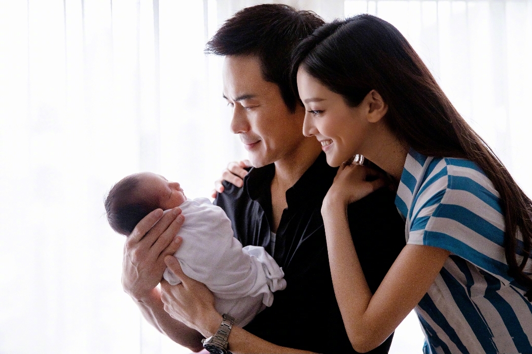 鄭嘉穎曬一歲半兒子，成功從一數到十開心拍手，表情豐富萌態十足