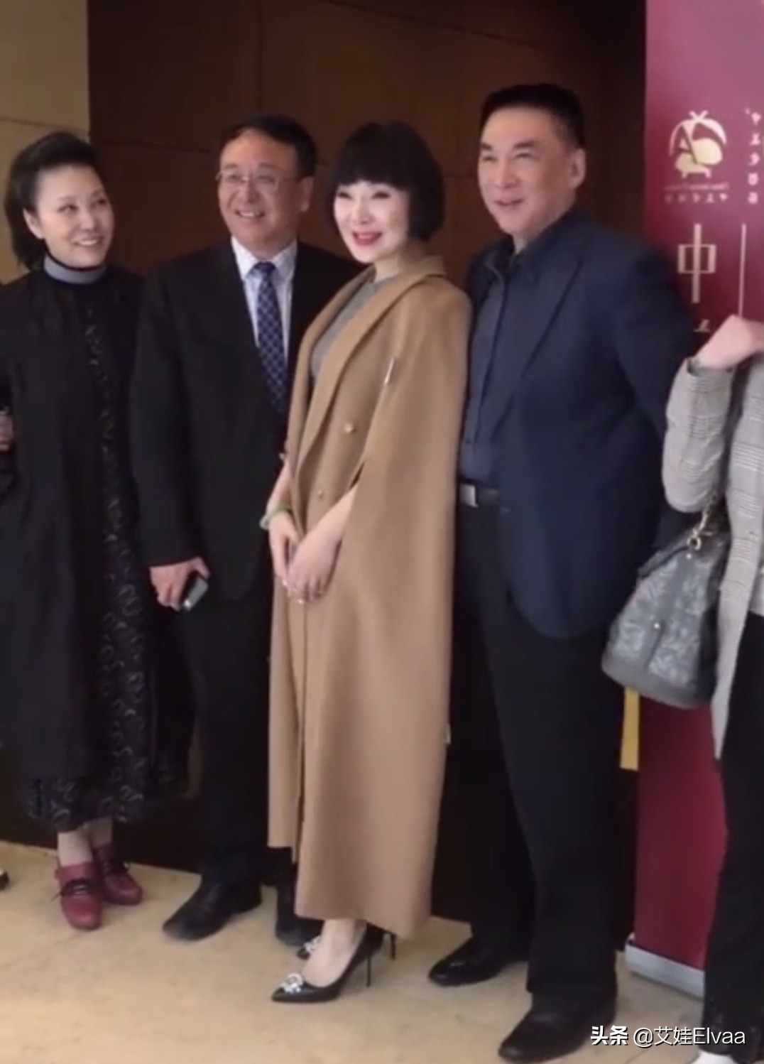 52岁陈红发福身材却丰满，穿紧身衣配包臀裙零赘