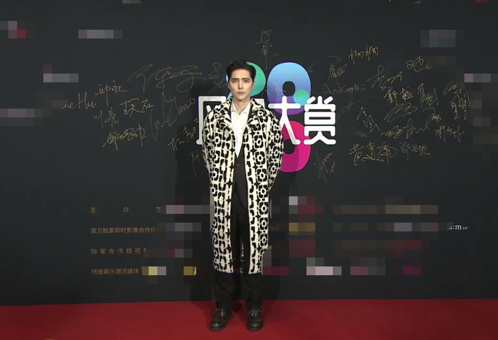 风格大赏明星穿搭：惠英红像鸡毛掸子，许佳琪