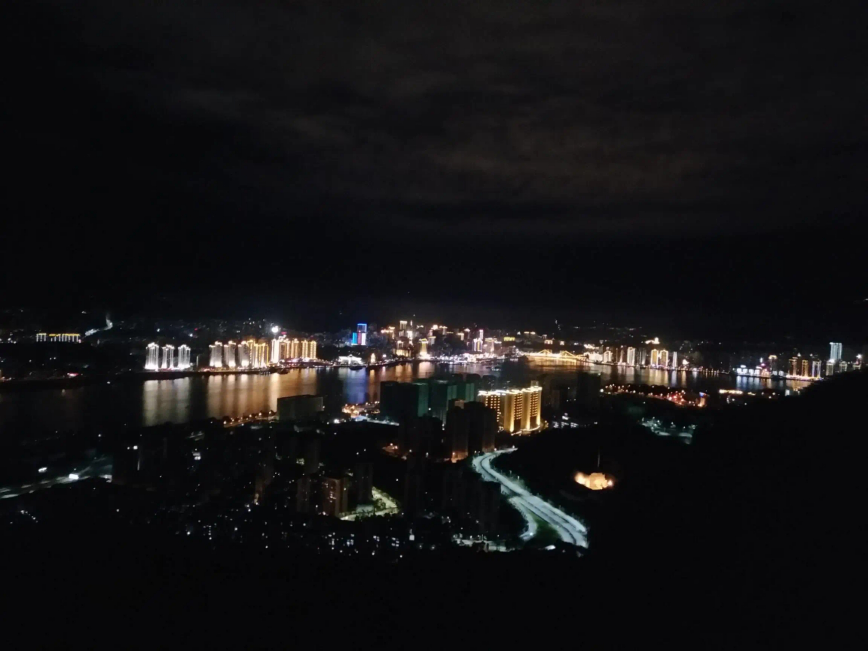 机场路沿途观景台看万州夜色风光，万州夜景尽收眼底