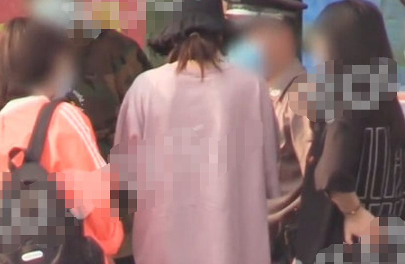 迪丽热巴打扮朴素现身医院,身体亮红灯,曾自