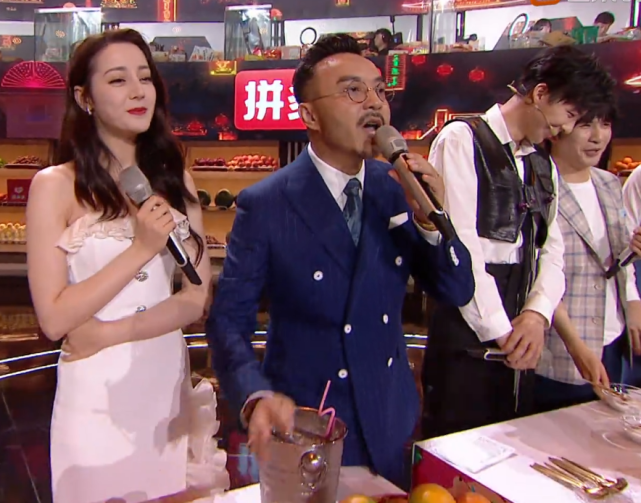 热巴直播时被求婚，汪涵慌忙抓住男人手腕，谁