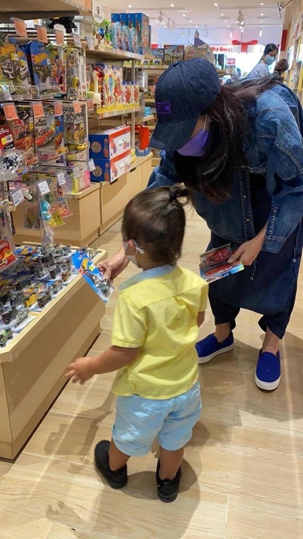 张柏芝抱小儿子超市购物，否认怀第四胎，自曝正式封肚不再生育