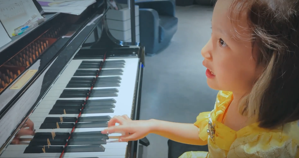 黄磊4岁儿子正脸首曝光！一脸呆萌留着寸头，穿破洞裤打扮潮流