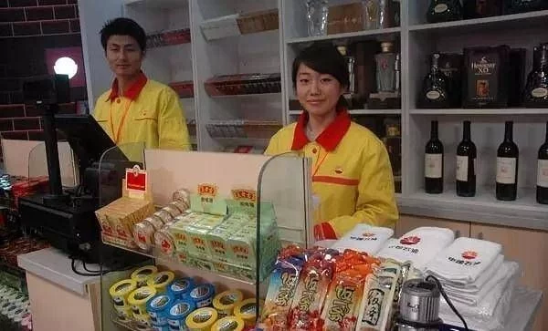 发现80%的车主在加满油后直接开车离开，但加油站的阿姨很高兴