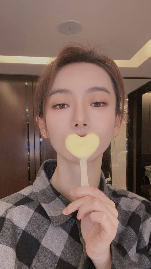 戚薇久违晒自拍美照，在线吃冰激凌表白粉丝，