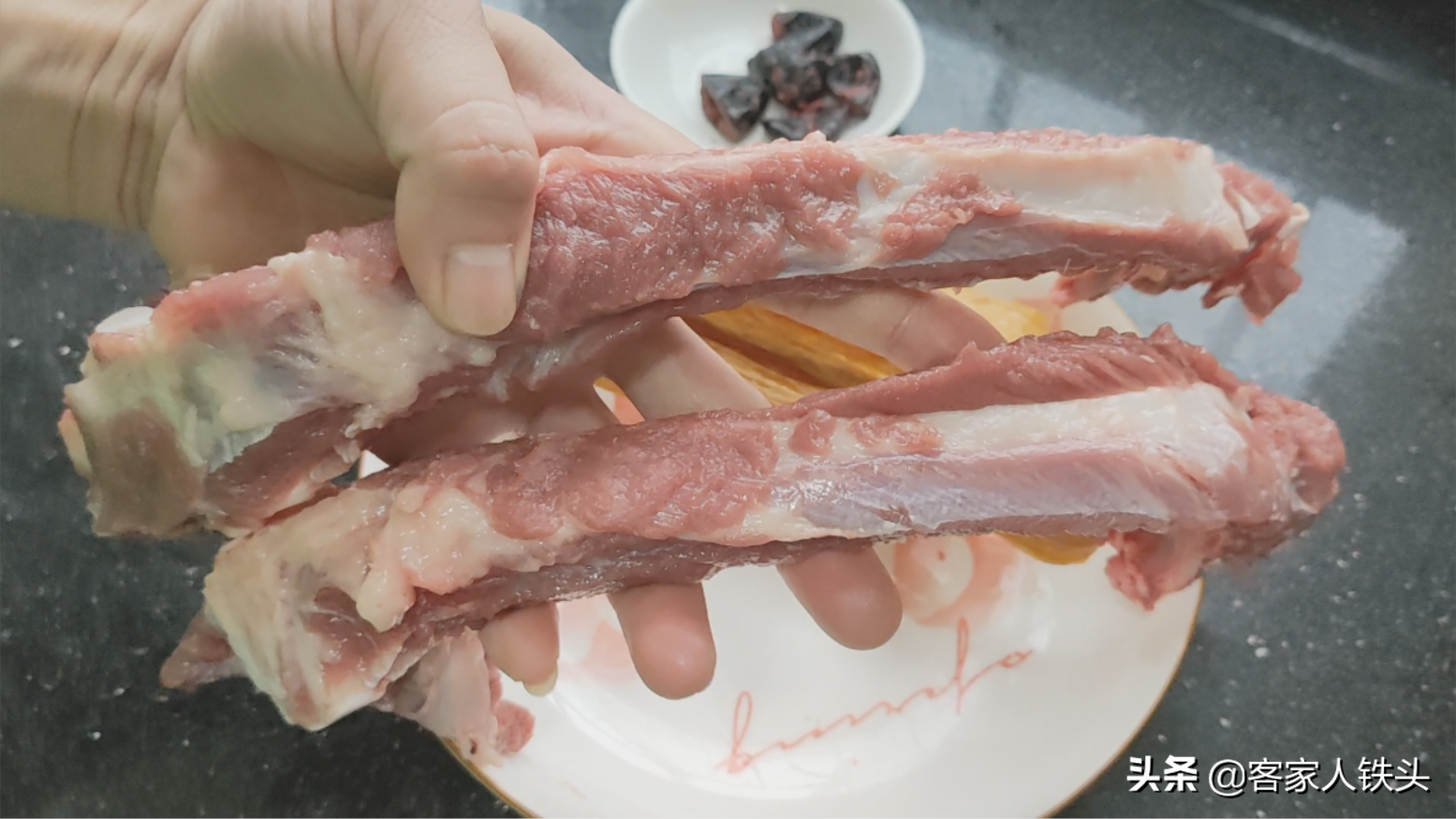 广式蒸排骨：详细配方与做法，掌握好这一步，排骨嫩又滑越吃越香