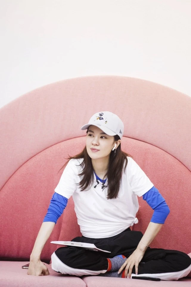 不想打安全牌，唱功与实力都在线，她的腿又出