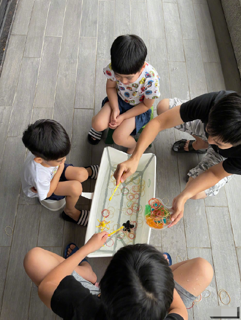 林志颖晒与儿子宅家日常，kimi长成男子汉，凯凯被剪坏头发超喜庆