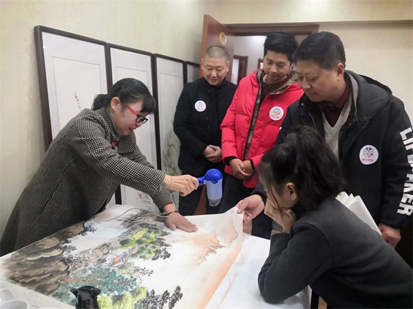 淮安：企业、画院在“志愿者日”携手开展书画赠百姓活动