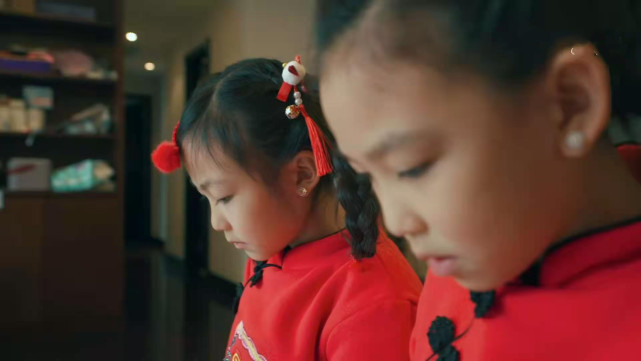 張晉新年首曬全家福，三個兒女同框送祝福，豪宅內景罕見曝光