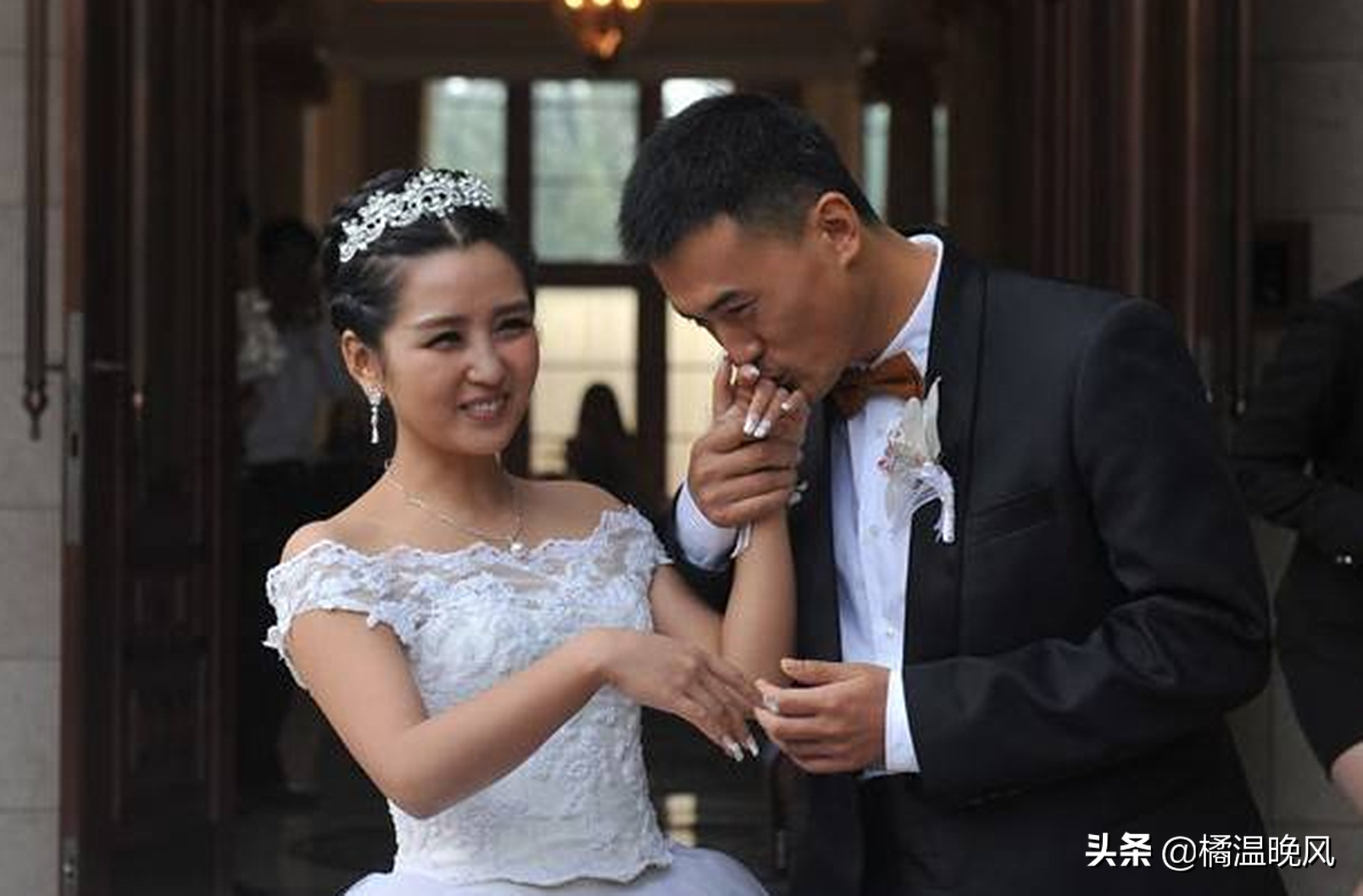 何洁是如何打烂一手好牌的？