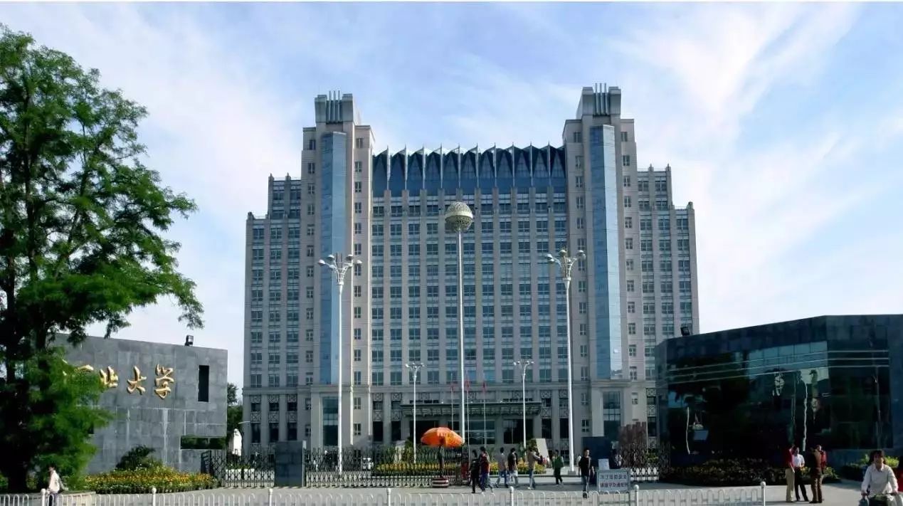 河北大学副教授应聘中学物理老师,考试仅排第二,引发网友热议