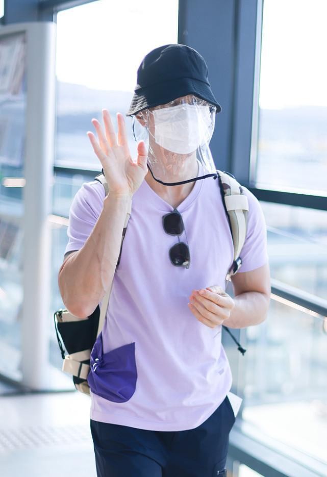 吴尊不愧是健身房CEO，T恤都要被肌肉撑开，这身材真的绝了
