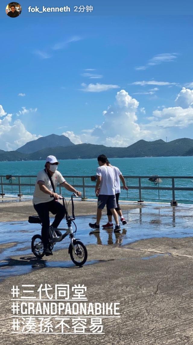 霍啟剛陪兒子外出騎行，學習健身兩把抓，力當稱職好爸爸