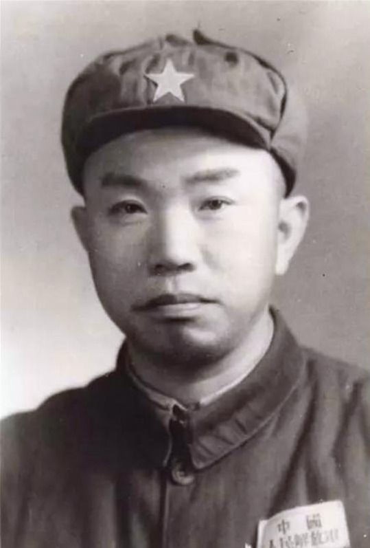 开国大将返乡视察，一老太太点名找他，见面后他立刻下跪喊“娘”