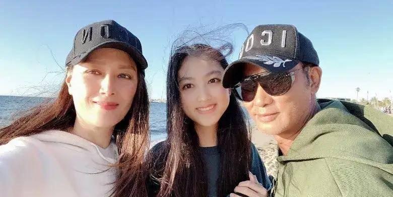 任达华琦琦真会生！女儿十五岁身高足有一米八，颜值超赞似超模