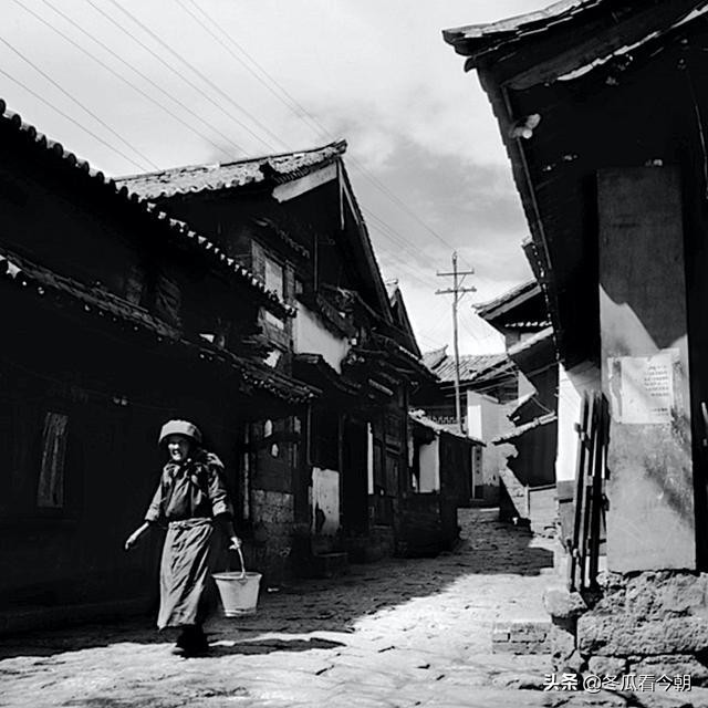 丽江古城1988年，商业化前的古镇生活，吃苦耐劳的纳西女人